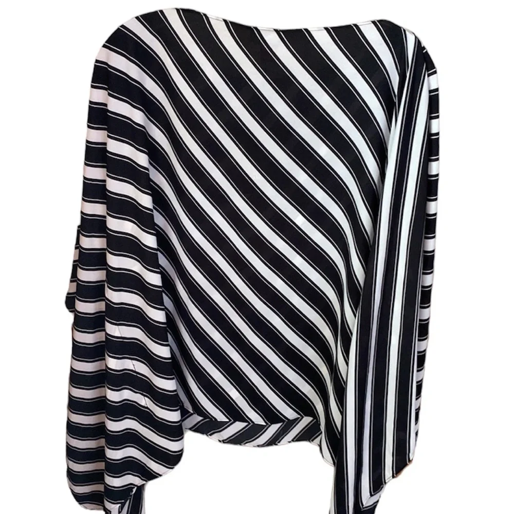 NWT Vince Camuto black& white striped Dolman flutter sleeve blouse sz small - Picture 2 of 6
